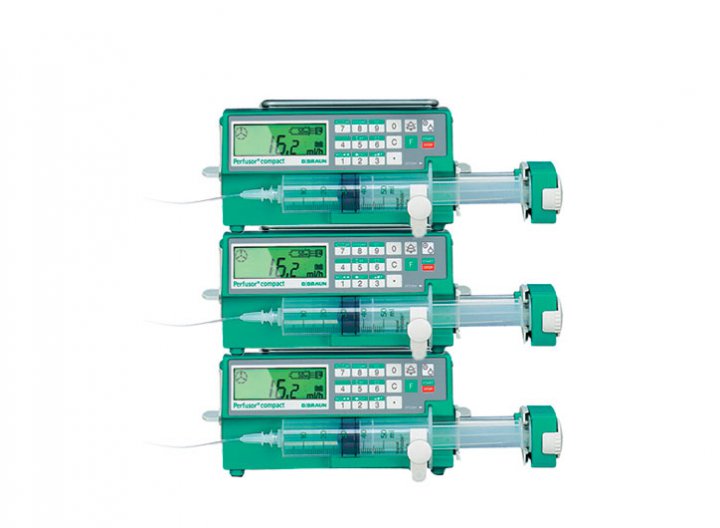 Perfusor Compact 移动式精密注射泵：拥有集成连接系统，一个服务包能同时连接3个注射泵。 