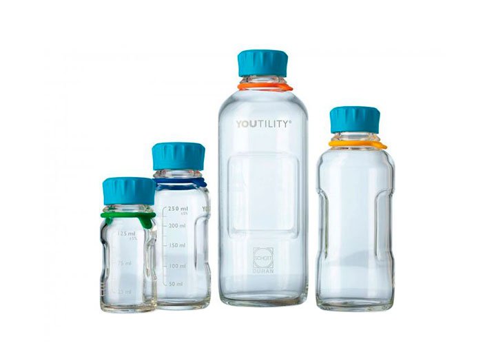 Youtility Laboratory bottle system with ergonomically designed features. The handle recesses and the ribbed lid ensure optimal handling, even with gloves. A labeling system and colored, interchangeable rings allow customization and personalization.