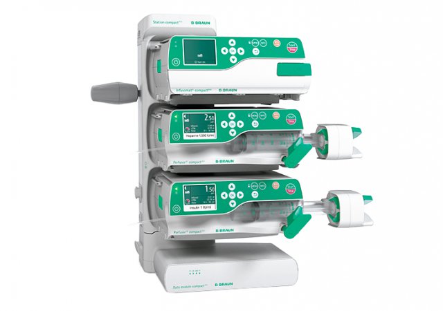 Docking station for 1-3 infusion pumps. The tool-free installation of up to 6 stations, in one or two columns, enables easy and fast data communication with a maximum of 18 infusion pumps.  